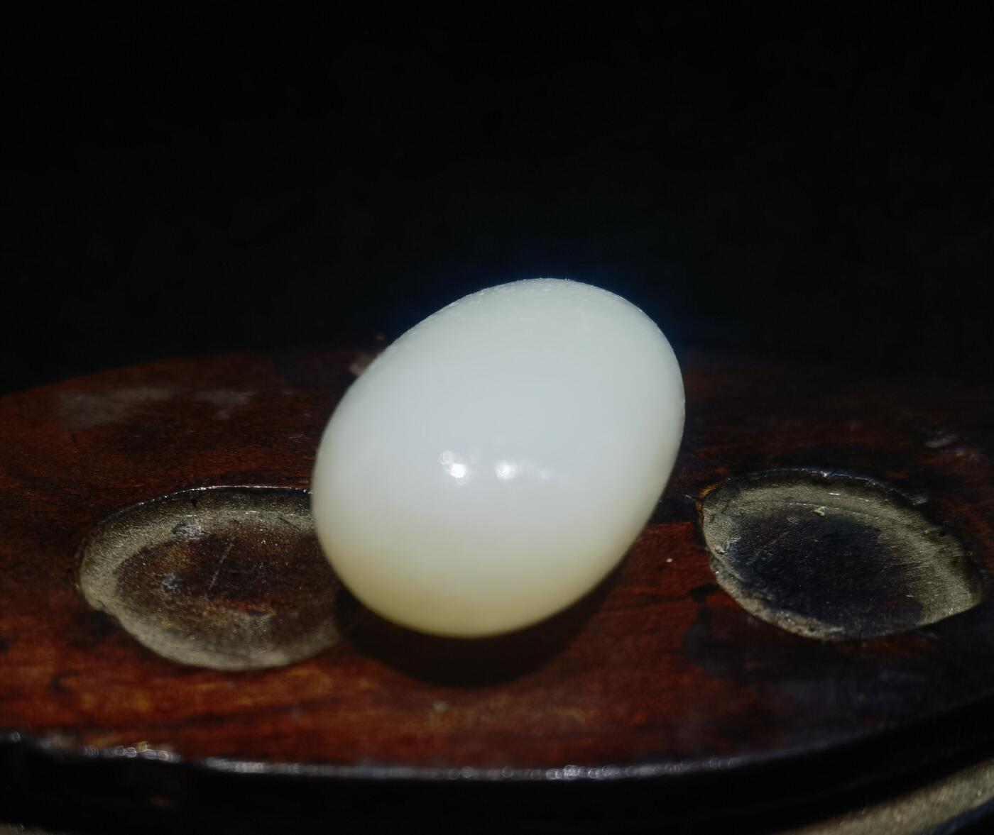 新疆和田羊脂白玉吊坠挂件，玉质油润细腻脂粉十足，无修原籽原皮，料子通体表面可见天然毛孔。克万，好玉不琢未打孔！可代镶嵌！尺寸:3.5cm*2.0cm*1.3cm.    克重:16.8g