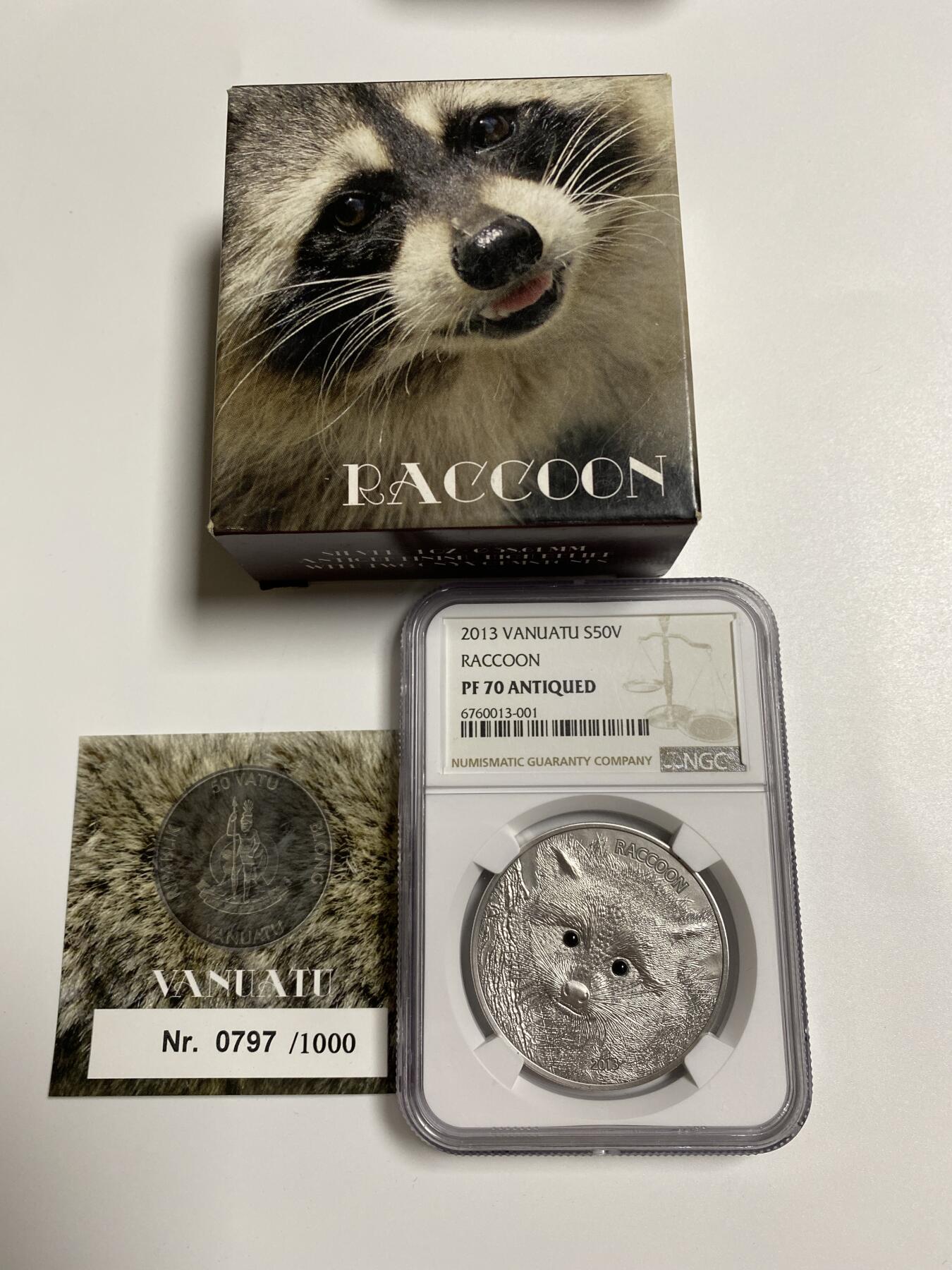 【金钰满堂钱币】拍卖第二十九期 金银币NGC评级币 纪念章 龙钞 瓦努阿图.2013年小浣熊镶天然黑钻石仿古银币.1盎司.带盒证NGC 70分