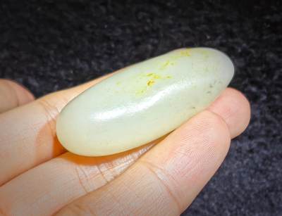 新疆和田籽料撒金皮原籽原皮无修，玉质温润细腻，表皮可见天然毛孔，未打孔可代镶嵌。实物更白！尺寸:4.5cm*1.8cm*1.5cm   克重:20.1g 新疆和田籽料撒金皮原籽原皮无修，玉质温润细腻，表皮可见天然毛孔，未打孔可代镶嵌。实物更白！尺寸:4.5cm*1.8cm*1.5cm   克重:20.1g