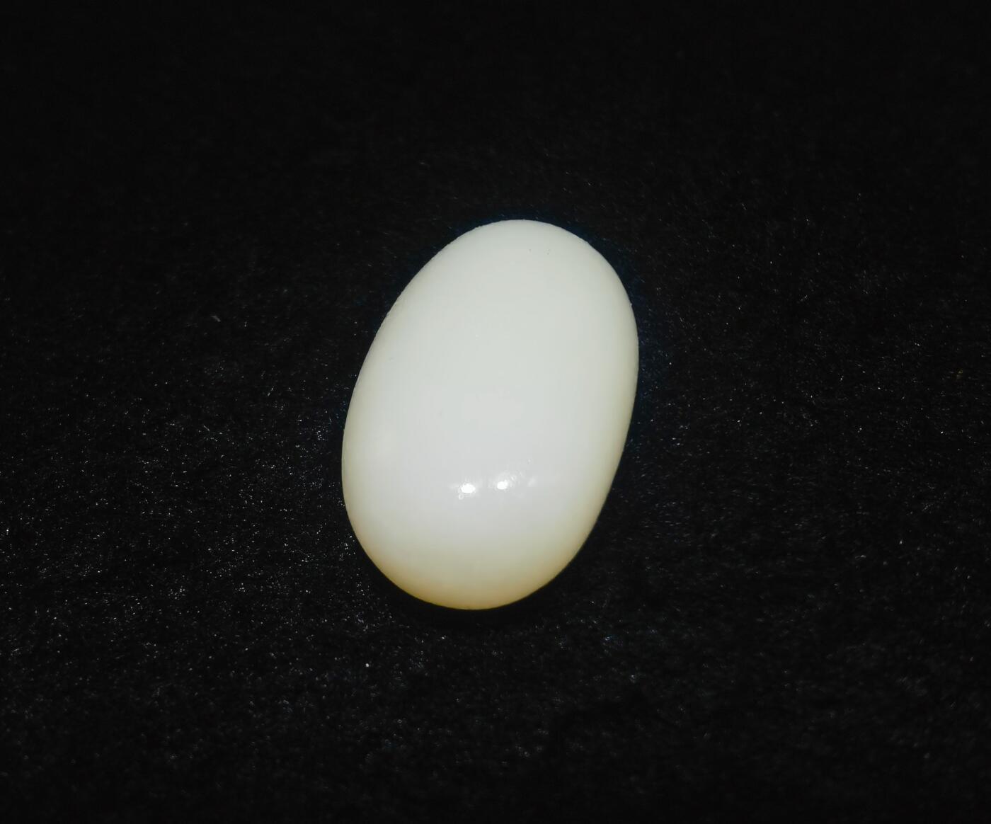 新疆和田羊脂白玉吊坠挂件，玉质油润细腻脂粉十足，无修原籽原皮，料子通体表面可见天然毛孔。克万，好玉不琢未打孔！可代镶嵌！尺寸:3.5cm*2.0cm*1.3cm.    克重:16.8g