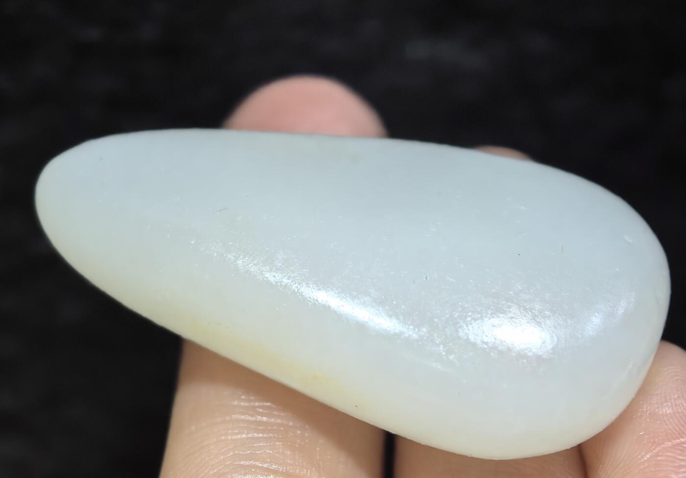 收藏级新疆和田籽料脂白级原籽原皮无修，真正的无修籽料倍镜下表皮通体可见天然毛孔，克价过万，非市面普货，脂粉十足，料子温润细腻光滑，打灯无结构，好玉不琢，未打孔，可代镶嵌！ ​尺寸:4.5cm*2.4cm*1.2cm ​克重:21.5g