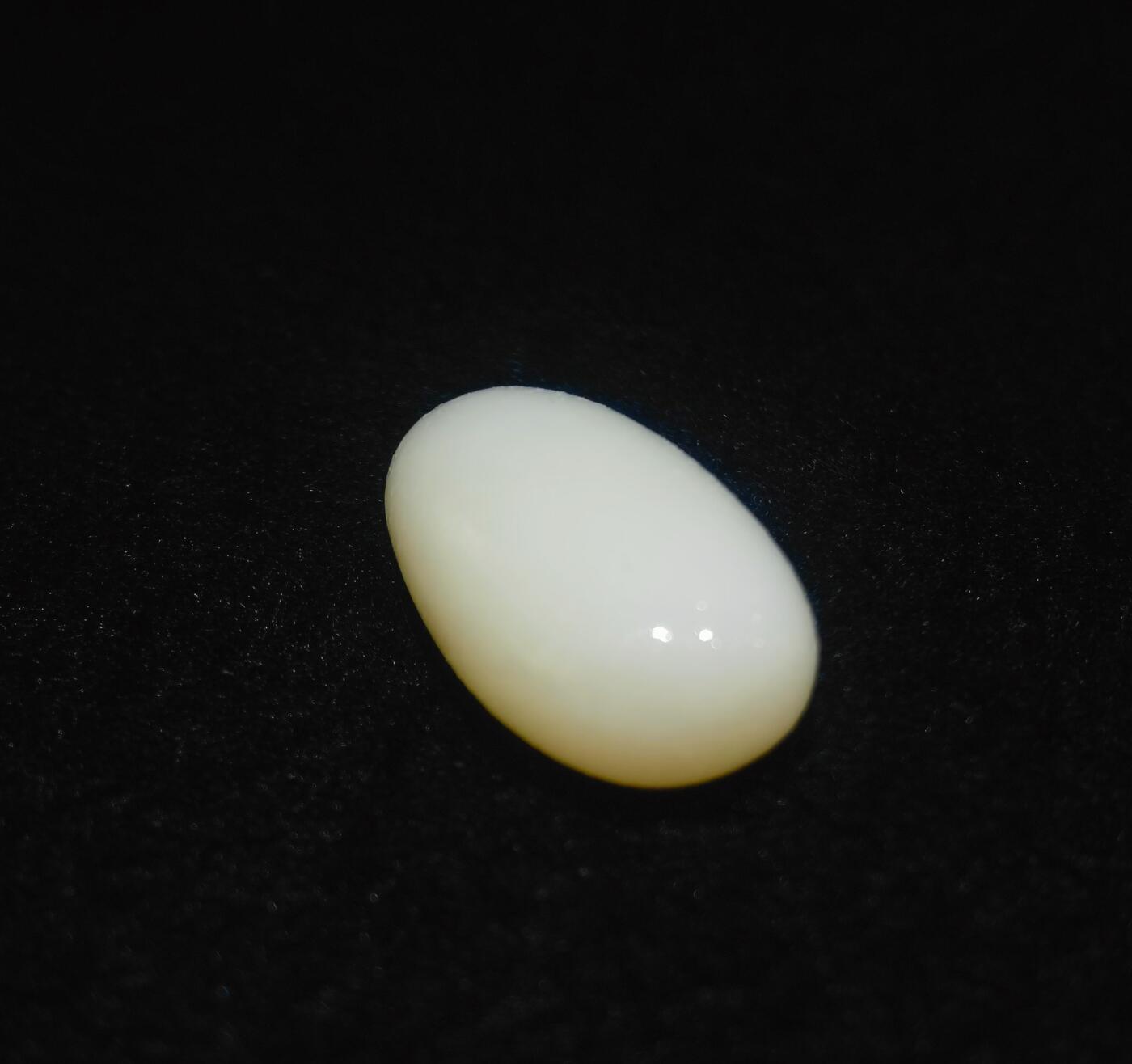 新疆和田羊脂白玉吊坠挂件，玉质油润细腻脂粉十足，无修原籽原皮，料子通体表面可见天然毛孔。克万，好玉不琢未打孔！可代镶嵌！尺寸:3.5cm*2.0cm*1.3cm.    克重:16.8g