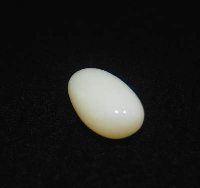 新疆和田羊脂白玉吊坠挂件，玉质油润细腻脂粉十足，无修原籽原皮，料子通体表面可见天然毛孔。克万，好玉不琢未打孔！可代镶嵌！尺寸:3.5cm*2.0cm*1.3cm.    克重:16.8g 新疆和田羊脂白玉吊坠挂件，玉质油润细腻脂粉十足，无修原籽原皮，料子通体表面可见天然毛孔。克万，好玉不琢未打孔！可代镶嵌！尺寸:3.5cm*2.0cm*1.3cm.    克重:16.8g