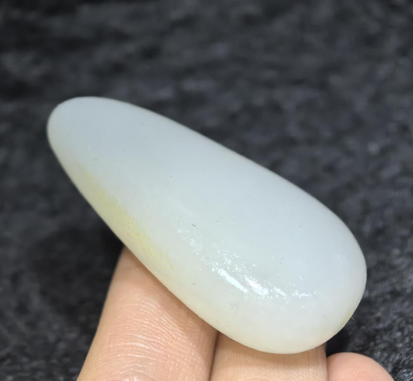 收藏级新疆和田籽料脂白级原籽原皮无修，真正的无修籽料倍镜下表皮通体可见天然毛孔，克价过万，非市面普货，脂粉十足，料子温润细腻光滑，打灯无结构，好玉不琢，未打孔，可代镶嵌！ ​尺寸:4.5cm*2.4cm*1.2cm ​克重:21.5g