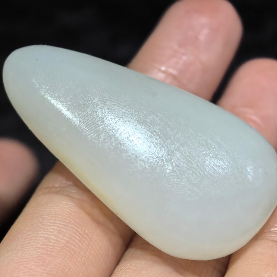 收藏级新疆和田籽料脂白级原籽原皮无修，真正的无修籽料倍镜下表皮通体可见天然毛孔，克价过万，非市面普货，脂粉十足，料子温润细腻光滑，打灯无结构，好玉不琢，未打孔，可代镶嵌！ ​尺寸:4.5cm*2.4cm*1.2cm ​克重:21.5g