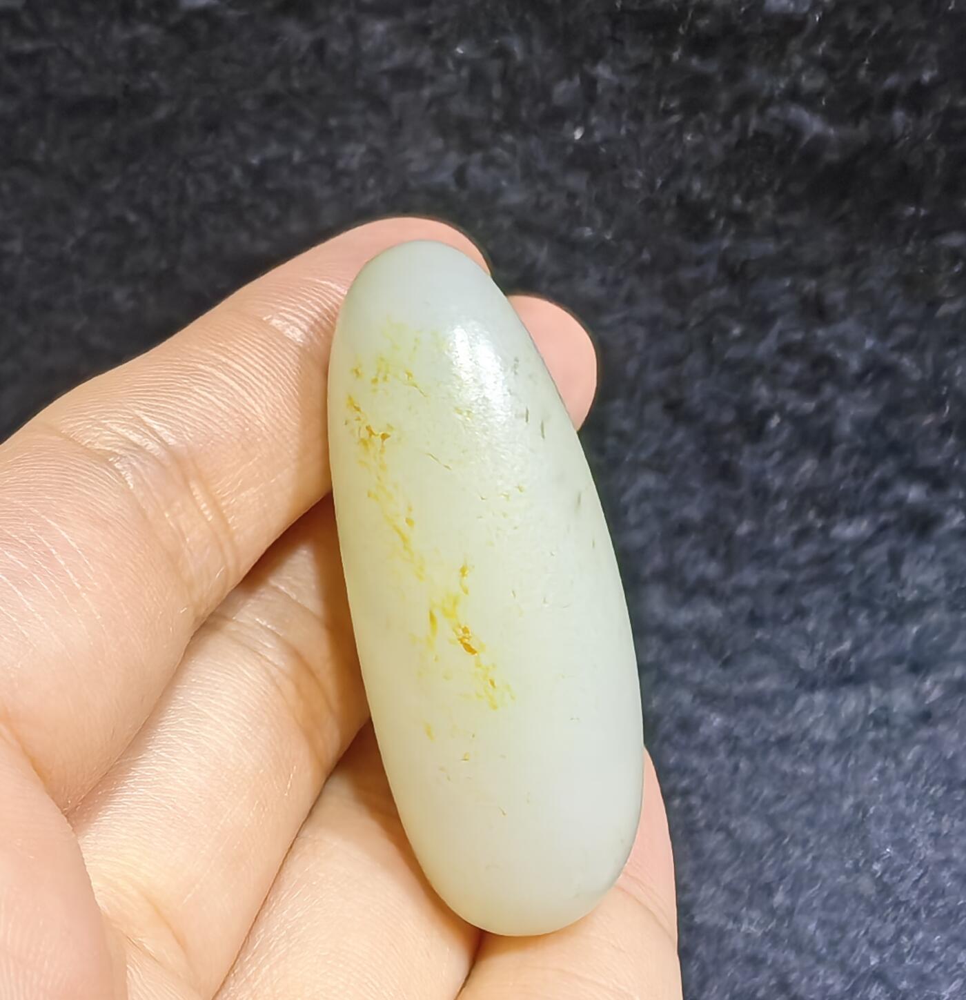 新疆和田籽料撒金皮原籽原皮无修，玉质温润细腻，表皮可见天然毛孔，未打孔可代镶嵌。实物更白！尺寸:4.5cm*1.8cm*1.5cm   克重:20.1g