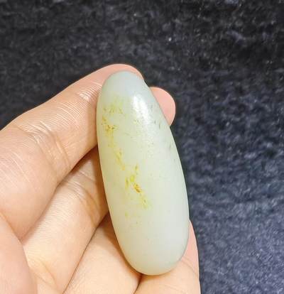 新疆和田籽料撒金皮原籽原皮无修，玉质温润细腻，表皮可见天然毛孔，未打孔可代镶嵌。实物更白！尺寸:4.5cm*1.8cm*1.5cm   克重:20.1g 新疆和田籽料撒金皮原籽原皮无修，玉质温润细腻，表皮可见天然毛孔，未打孔可代镶嵌。实物更白！尺寸:4.5cm*1.8cm*1.5cm   克重:20.1g