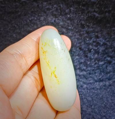 新疆和田籽料撒金皮原籽原皮无修，玉质温润细腻，表皮可见天然毛孔，未打孔可代镶嵌。实物更白！尺寸:4.5cm*1.8cm*1.5cm   克重:20.1g 新疆和田籽料撒金皮原籽原皮无修，玉质温润细腻，表皮可见天然毛孔，未打孔可代镶嵌。实物更白！尺寸:4.5cm*1.8cm*1.5cm   克重:20.1g