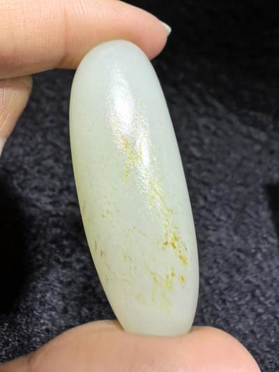 新疆和田籽料撒金皮原籽原皮无修，玉质温润细腻，表皮可见天然毛孔，未打孔可代镶嵌。实物更白！尺寸:4.5cm*1.8cm*1.5cm   克重:20.1g 新疆和田籽料撒金皮原籽原皮无修，玉质温润细腻，表皮可见天然毛孔，未打孔可代镶嵌。实物更白！尺寸:4.5cm*1.8cm*1.5cm   克重:20.1g