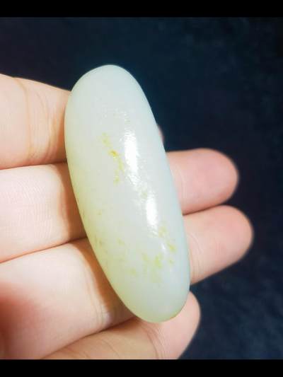 新疆和田籽料撒金皮原籽原皮无修，玉质温润细腻，表皮可见天然毛孔，未打孔可代镶嵌。实物更白！尺寸:4.5cm*1.8cm*1.5cm   克重:20.1g 新疆和田籽料撒金皮原籽原皮无修，玉质温润细腻，表皮可见天然毛孔，未打孔可代镶嵌。实物更白！尺寸:4.5cm*1.8cm*1.5cm   克重:20.1g