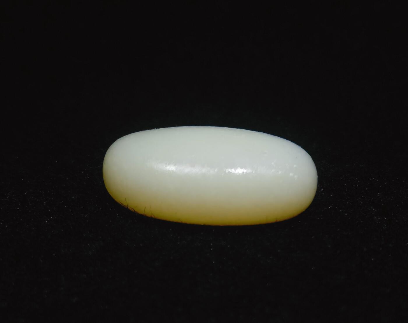 新疆和田羊脂白玉吊坠挂件，玉质油润细腻脂粉十足，无修原籽原皮，料子通体表面可见天然毛孔。克万，好玉不琢未打孔！可代镶嵌！尺寸:3.5cm*2.0cm*1.3cm.    克重:16.8g