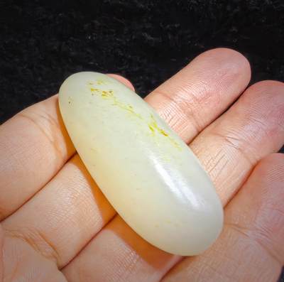 新疆和田籽料撒金皮原籽原皮无修，玉质温润细腻，表皮可见天然毛孔，未打孔可代镶嵌。实物更白！尺寸:4.5cm*1.8cm*1.5cm   克重:20.1g 新疆和田籽料撒金皮原籽原皮无修，玉质温润细腻，表皮可见天然毛孔，未打孔可代镶嵌。实物更白！尺寸:4.5cm*1.8cm*1.5cm   克重:20.1g