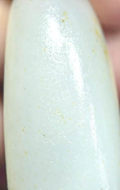 新疆和田籽料撒金皮原籽原皮无修，玉质温润细腻，表皮可见天然毛孔，未打孔可代镶嵌。实物更白！尺寸:4.5cm*1.8cm*1.5cm   克重:20.1g 新疆和田籽料撒金皮原籽原皮无修，玉质温润细腻，表皮可见天然毛孔，未打孔可代镶嵌。实物更白！尺寸:4.5cm*1.8cm*1.5cm   克重:20.1g