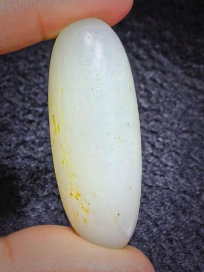 新疆和田籽料撒金皮原籽原皮无修，玉质温润细腻，表皮可见天然毛孔，未打孔可代镶嵌。实物更白！尺寸:4.5cm*1.8cm*1.5cm   克重:20.1g - 新疆和田籽料撒金皮原籽原皮无修，玉质温润细腻，表皮可见天然毛孔，未打孔可代镶嵌。实物更白！尺寸:4.5cm*1.8cm*1.5cm   克重:20.1g