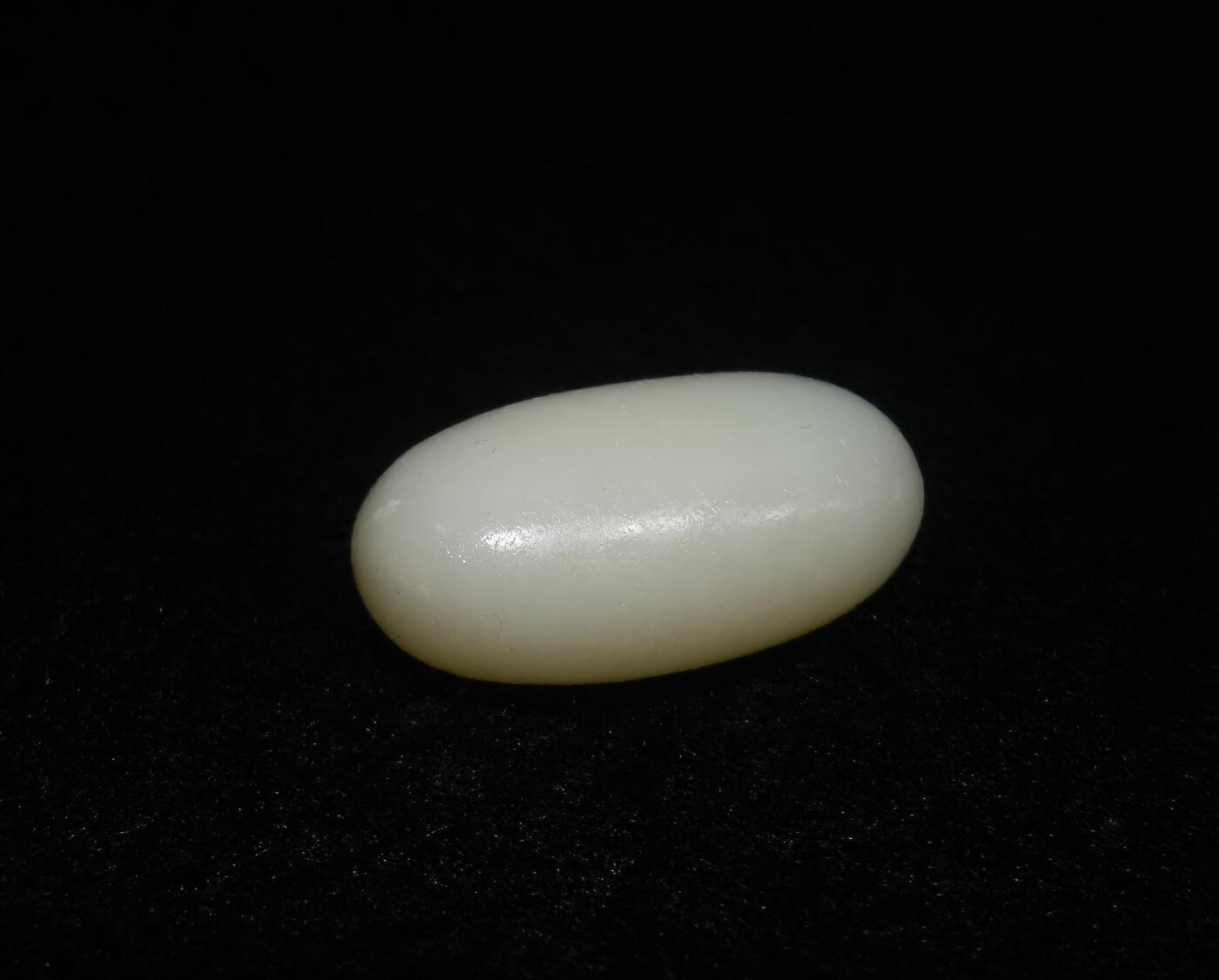 新疆和田羊脂白玉吊坠挂件，玉质油润细腻脂粉十足，无修原籽原皮，料子通体表面可见天然毛孔。克万，好玉不琢未打孔！可代镶嵌！尺寸:3.5cm*2.0cm*1.3cm.    克重:16.8g