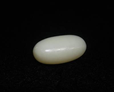 新疆和田羊脂白玉吊坠挂件，玉质油润细腻脂粉十足，无修原籽原皮，料子通体表面可见天然毛孔。克万，好玉不琢未打孔！可代镶嵌！尺寸:3.5cm*2.0cm*1.3cm.    克重:16.8g 新疆和田羊脂白玉吊坠挂件，玉质油润细腻脂粉十足，无修原籽原皮，料子通体表面可见天然毛孔。克万，好玉不琢未打孔！可代镶嵌！尺寸:3.5cm*2.0cm*1.3cm.    克重:16.8g