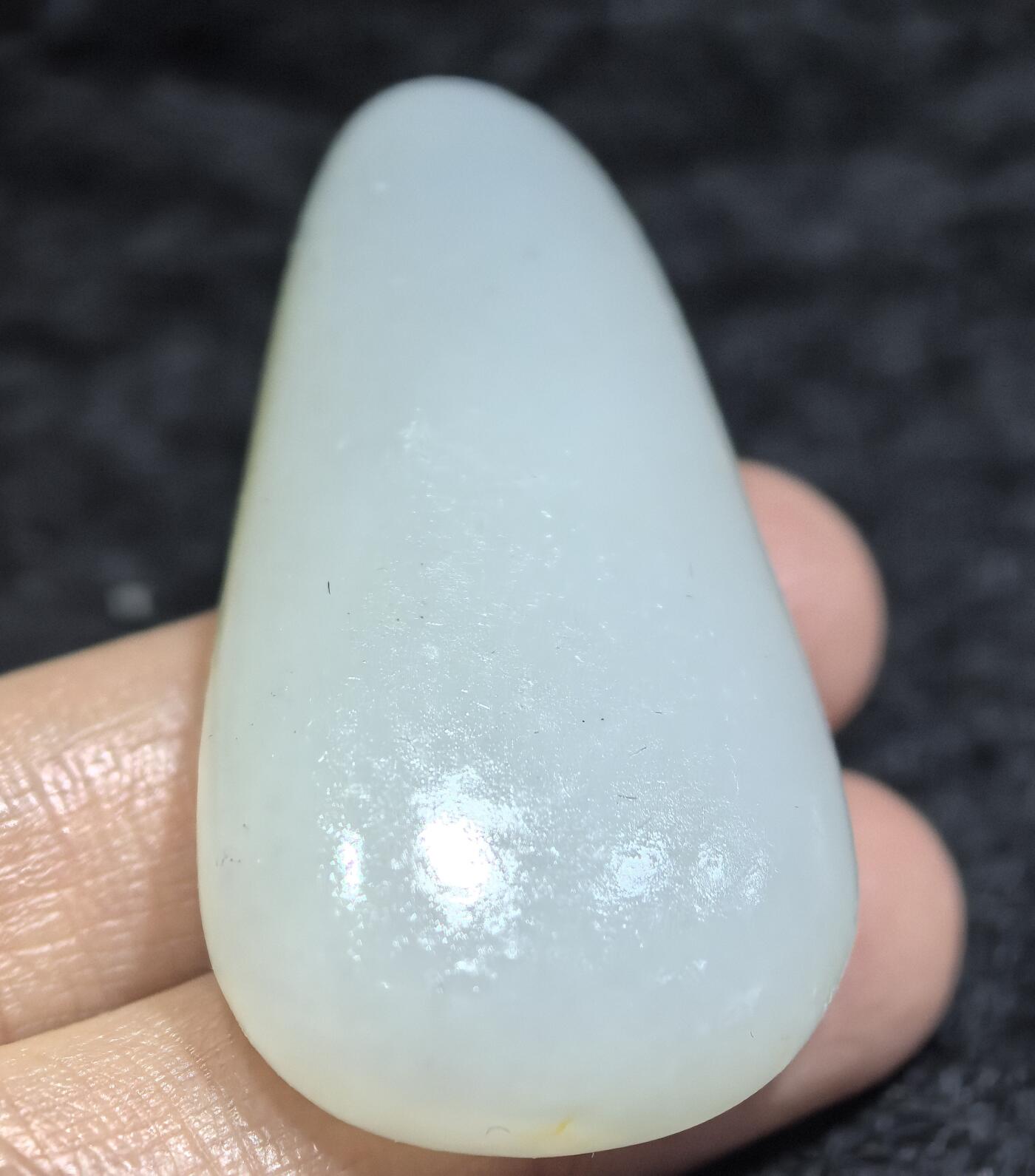 收藏级新疆和田籽料脂白级原籽原皮无修，真正的无修籽料倍镜下表皮通体可见天然毛孔，克价过万，非市面普货，脂粉十足，料子温润细腻光滑，打灯无结构，好玉不琢，未打孔，可代镶嵌！ ​尺寸:4.5cm*2.4cm*1.2cm ​克重:21.5g