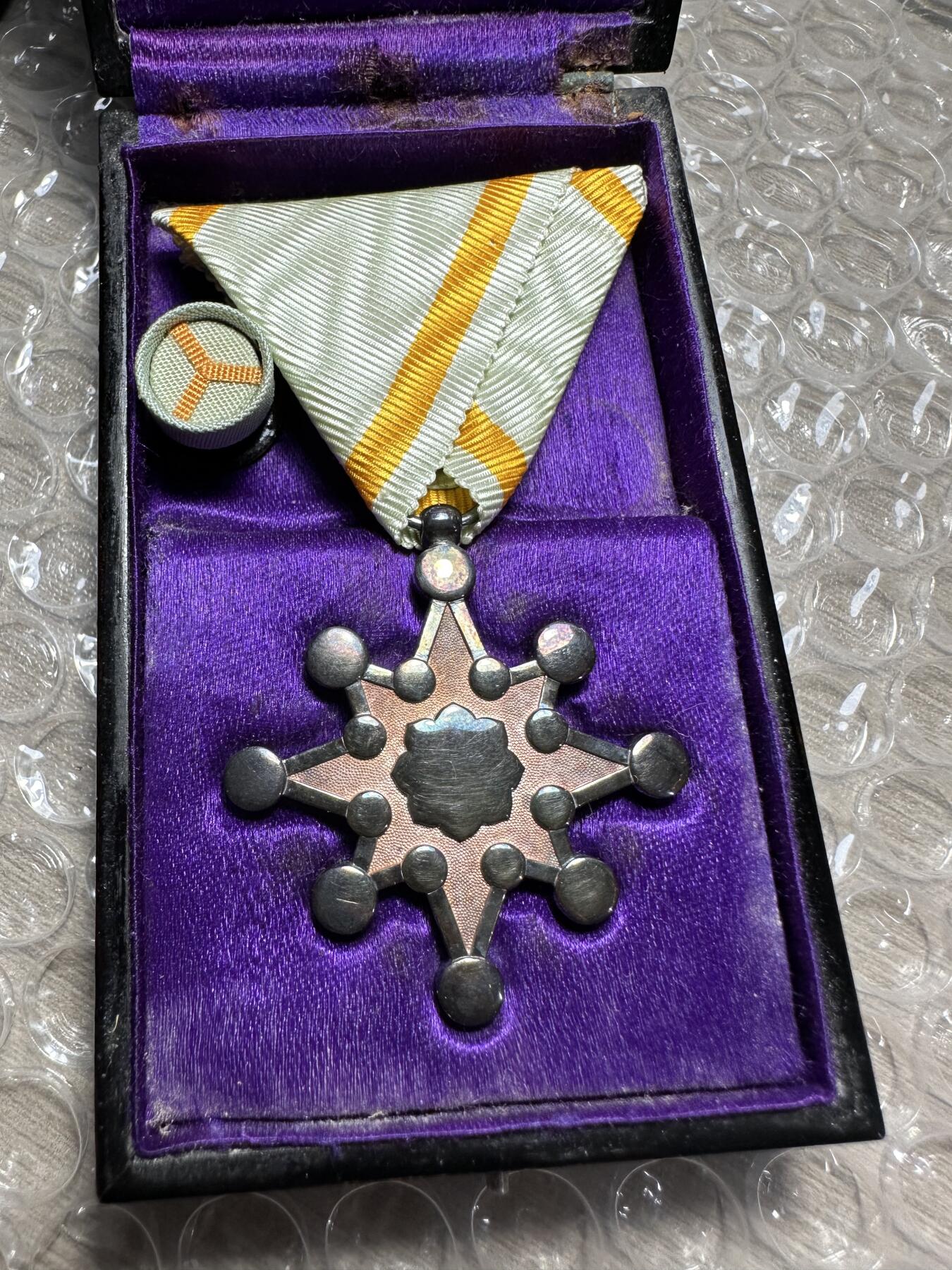 精美日本系列勋章 八等瑞宝章，极美品，原盒带勋略