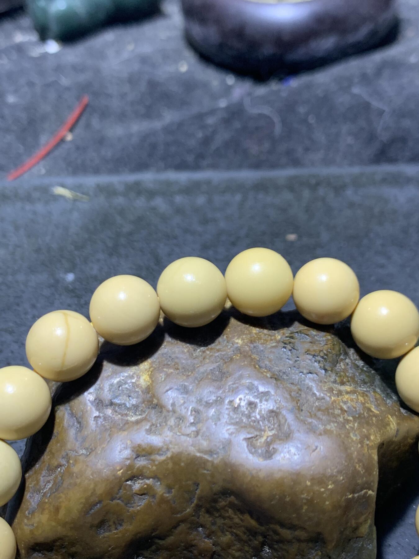 精美金膏玉单圈手串一条，