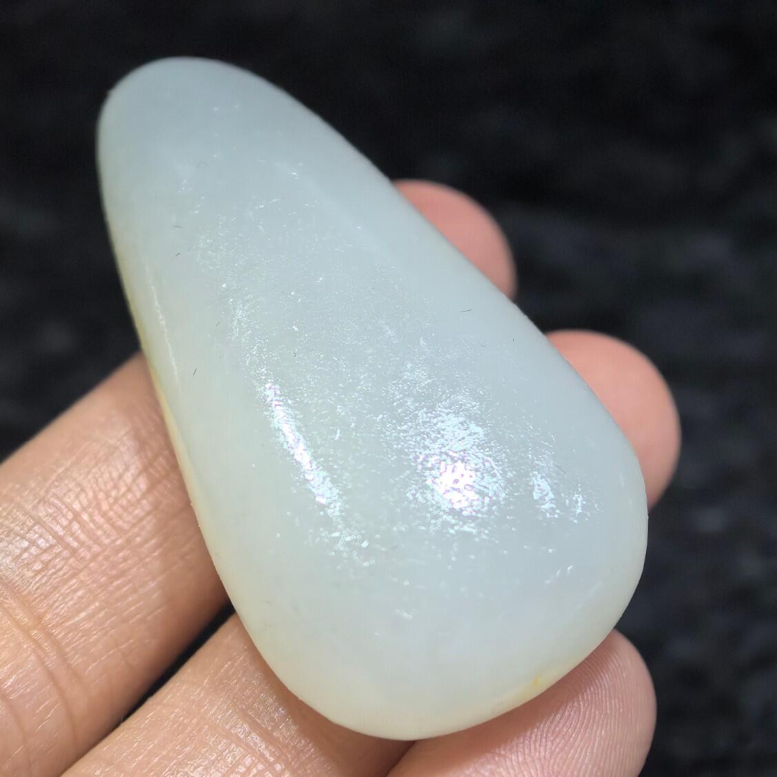 收藏级新疆和田籽料脂白级原籽原皮无修，真正的无修籽料倍镜下表皮通体可见天然毛孔，克价过万，非市面普货，脂粉十足，料子温润细腻光滑，打灯无结构，好玉不琢，未打孔，可代镶嵌！ ​尺寸:4.5cm*2.4cm*1.2cm ​克重:21.5g