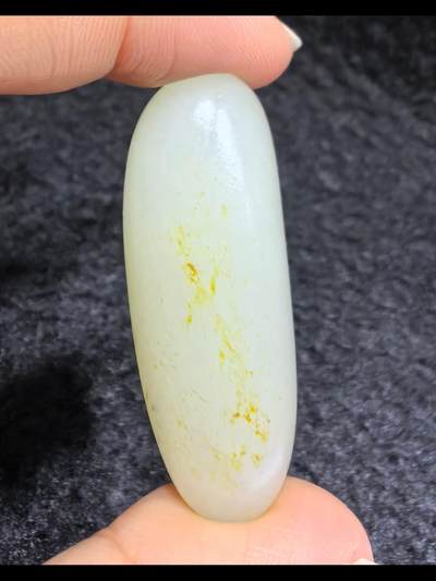 新疆和田籽料撒金皮原籽原皮无修，玉质温润细腻，表皮可见天然毛孔，未打孔可代镶嵌。实物更白！尺寸:4.5cm*1.8cm*1.5cm   克重:20.1g 新疆和田籽料撒金皮原籽原皮无修，玉质温润细腻，表皮可见天然毛孔，未打孔可代镶嵌。实物更白！尺寸:4.5cm*1.8cm*1.5cm   克重:20.1g