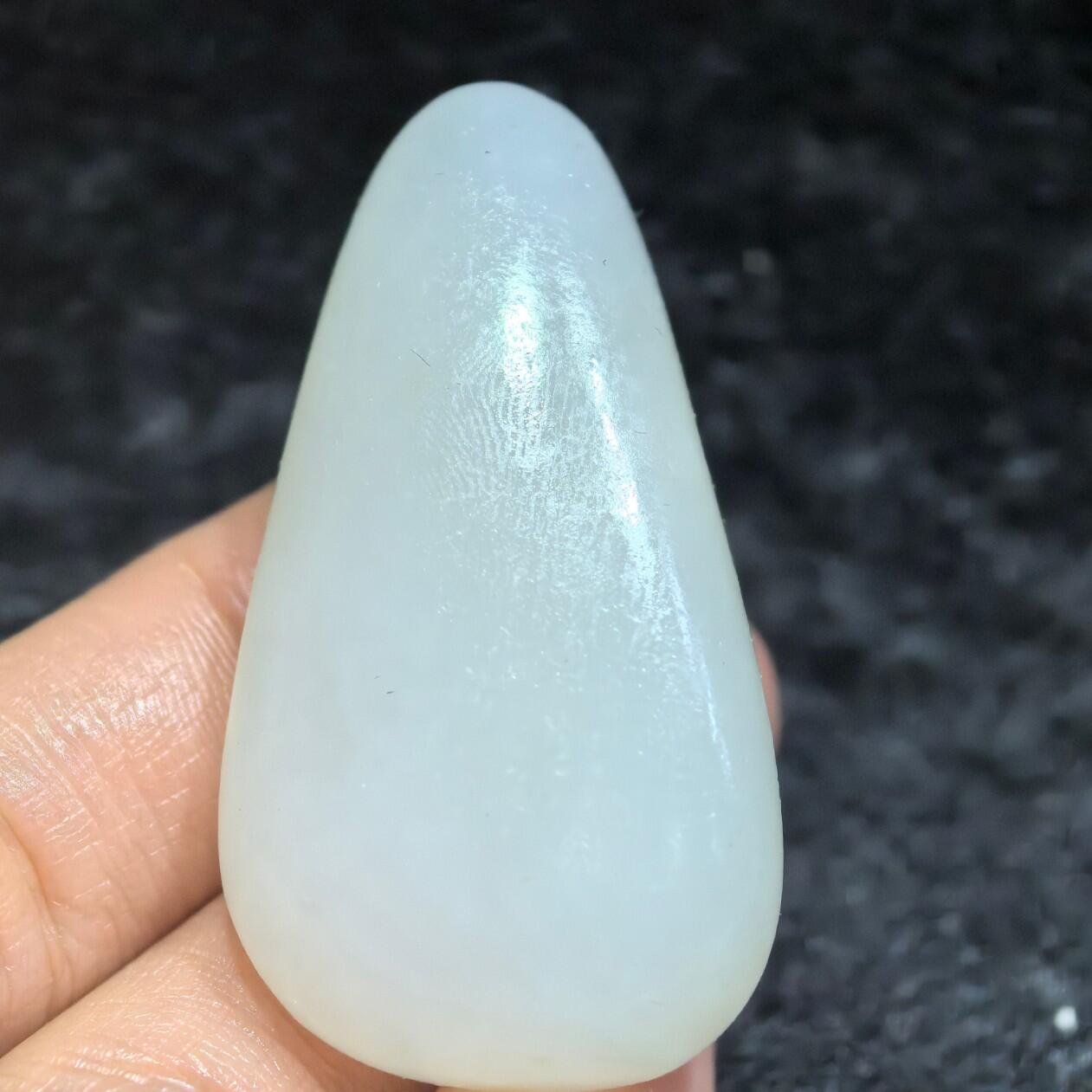 收藏级新疆和田籽料脂白级原籽原皮无修，真正的无修籽料倍镜下表皮通体可见天然毛孔，克价过万，非市面普货，脂粉十足，料子温润细腻光滑，打灯无结构，好玉不琢，未打孔，可代镶嵌！ ​尺寸:4.5cm*2.4cm*1.2cm ​克重:21.5g