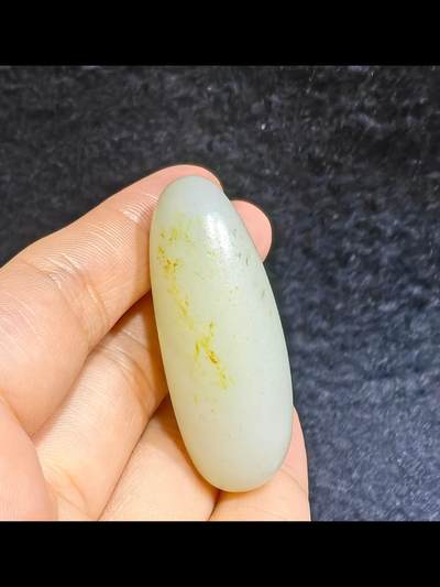 新疆和田籽料撒金皮原籽原皮无修，玉质温润细腻，表皮可见天然毛孔，未打孔可代镶嵌。实物更白！尺寸:4.5cm*1.8cm*1.5cm   克重:20.1g 新疆和田籽料撒金皮原籽原皮无修，玉质温润细腻，表皮可见天然毛孔，未打孔可代镶嵌。实物更白！尺寸:4.5cm*1.8cm*1.5cm   克重:20.1g