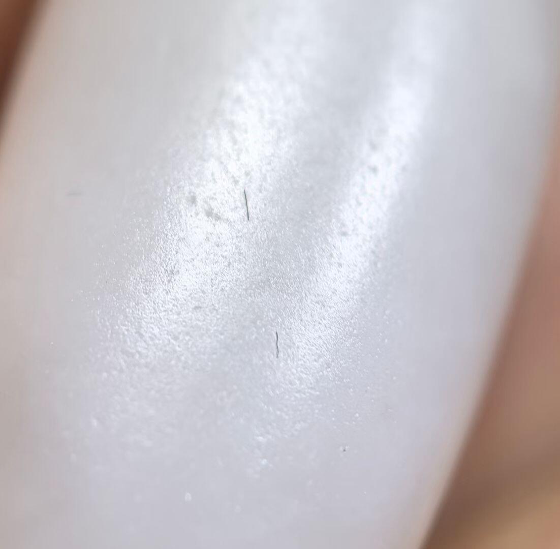 收藏级和田籽料撒金皮羊脂白玉小原籽吊坠挂件，原皮原籽无修，肉细无结构，表皮可见天然毛孔等！未打孔可代镶金！ ​尺寸:3.1cm*1.3cm ​克重:7.5g