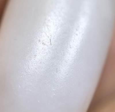 收藏级和田籽料撒金皮羊脂白玉小原籽吊坠挂件，原皮原籽无修，肉细无结构，表皮可见天然毛孔等！未打孔可代镶金！ ​尺寸:3.1cm*1.3cm ​克重:7.5g 收藏级和田籽料撒金皮羊脂白玉小原籽吊坠挂件，原皮原籽无修，肉细无结构，表皮可见天然毛孔等！未打孔可代镶金！ ​尺寸:3.1cm*1.3cm ​克重:7.5g