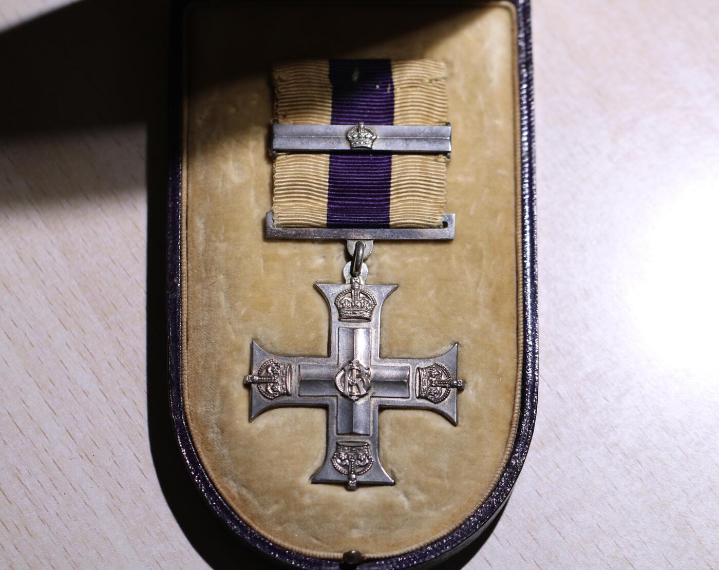 大猫徽章拍卖 第256期  英国军事十字勋章  Military Cross 1914年12月28日设立，属于decoration，授予战时面对敌人非常勇敢的军人。一战乔治五世版本，带二次获得铭条的非常少见，原盒。品相非常好，没任何问题