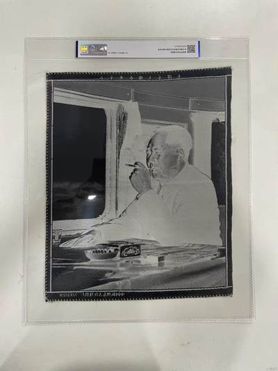 公博评级、丝织像、语录、诗词 公博评级，特殊时期宣传画，毛主席在火车上，大尺寸，丝织像尺寸为32厘米＊27厘米