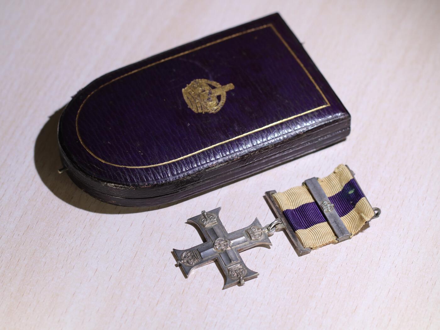 大猫徽章拍卖 第256期  英国军事十字勋章  Military Cross 1914年12月28日设立，属于decoration，授予战时面对敌人非常勇敢的军人。一战乔治五世版本，带二次获得铭条的非常少见，原盒。品相非常好，没任何问题