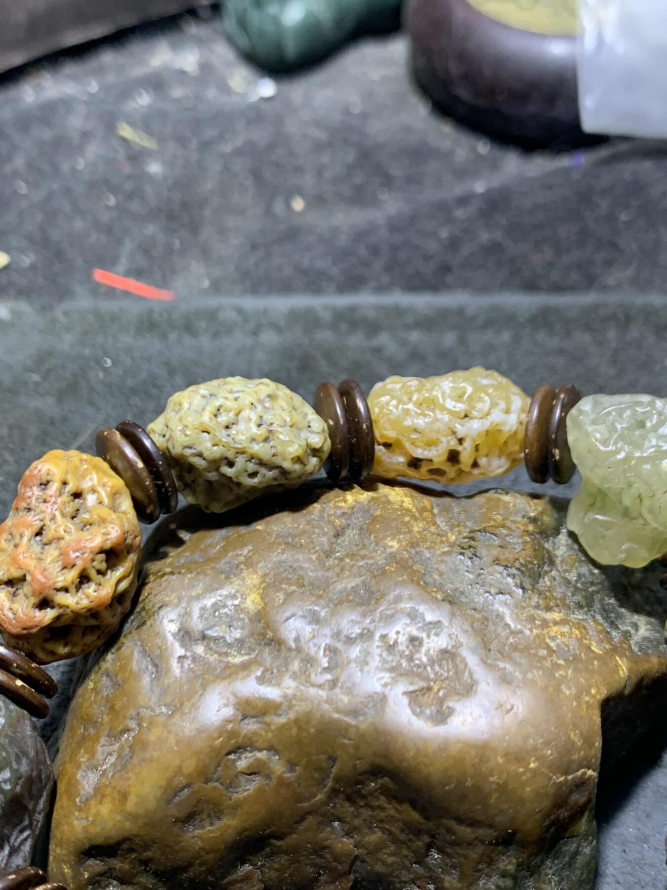 精美罕见立体纹筋脉石老料原石手串一条，