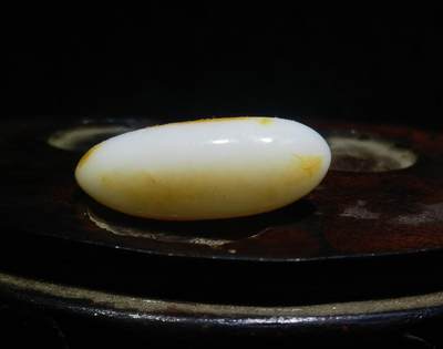 收藏级和田籽料撒金皮羊脂白玉小原籽吊坠挂件，原皮原籽无修，肉细无结构，表皮可见天然毛孔等！未打孔可代镶金！ ​尺寸:3.1cm*1.3cm ​克重:7.5g 收藏级和田籽料撒金皮羊脂白玉小原籽吊坠挂件，原皮原籽无修，肉细无结构，表皮可见天然毛孔等！未打孔可代镶金！ ​尺寸:3.1cm*1.3cm ​克重:7.5g