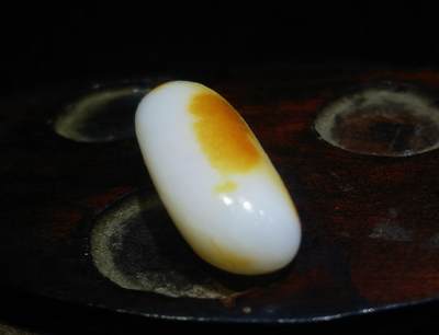 收藏级和田籽料撒金皮羊脂白玉小原籽吊坠挂件，原皮原籽无修，肉细无结构，表皮可见天然毛孔等！未打孔可代镶金！ ​尺寸:3.1cm*1.3cm ​克重:7.5g 收藏级和田籽料撒金皮羊脂白玉小原籽吊坠挂件，原皮原籽无修，肉细无结构，表皮可见天然毛孔等！未打孔可代镶金！ ​尺寸:3.1cm*1.3cm ​克重:7.5g