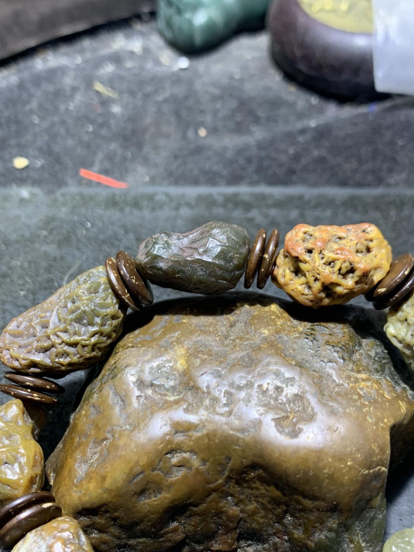 精美罕见立体纹筋脉石老料原石手串一条，