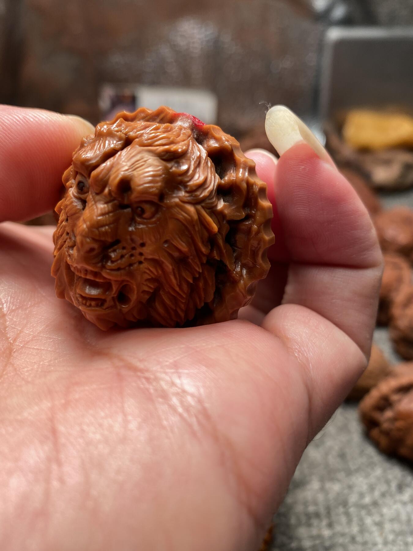 苏工核雕放漏价 福利苏工核桃雕，纯手工留刀痕雕刻狮虎兽，老苏工工艺，个性立体非市场通货，尺寸4。15喜欢的来