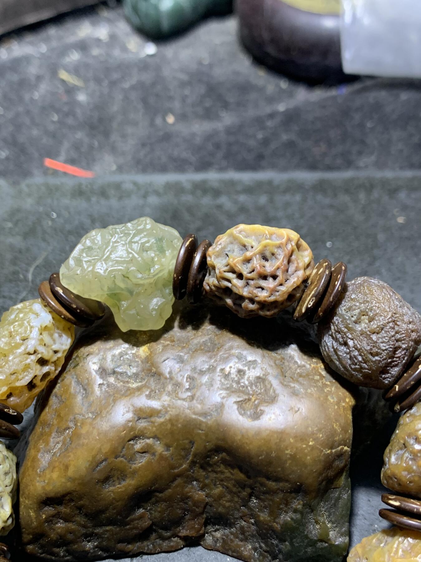 精美罕见立体纹筋脉石老料原石手串一条，
