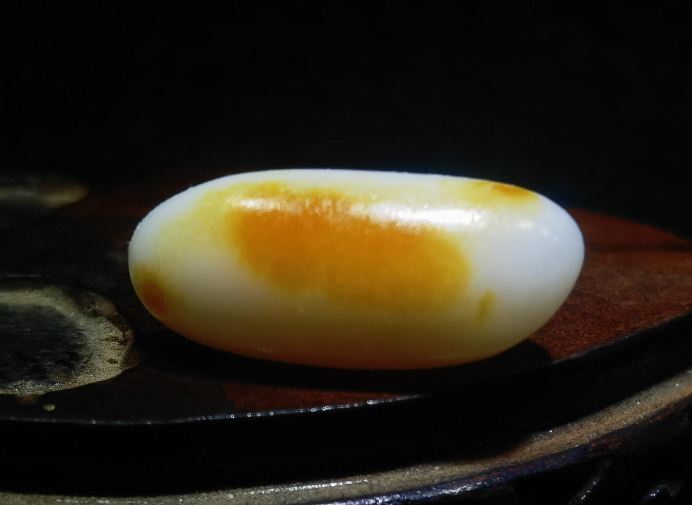 收藏级和田籽料撒金皮羊脂白玉小原籽吊坠挂件，原皮原籽无修，肉细无结构，表皮可见天然毛孔等！未打孔可代镶金！ ​尺寸:3.1cm*1.3cm ​克重:7.5g