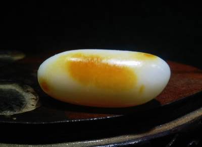 收藏级和田籽料撒金皮羊脂白玉小原籽吊坠挂件，原皮原籽无修，肉细无结构，表皮可见天然毛孔等！未打孔可代镶金！ ​尺寸:3.1cm*1.3cm ​克重:7.5g 收藏级和田籽料撒金皮羊脂白玉小原籽吊坠挂件，原皮原籽无修，肉细无结构，表皮可见天然毛孔等！未打孔可代镶金！ ​尺寸:3.1cm*1.3cm ​克重:7.5g