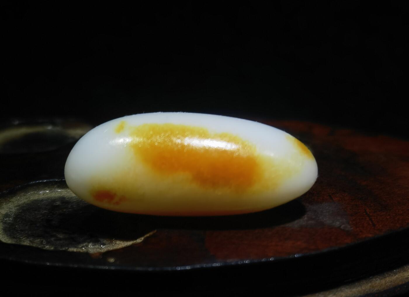 收藏级和田籽料撒金皮羊脂白玉小原籽吊坠挂件，原皮原籽无修，肉细无结构，表皮可见天然毛孔等！未打孔可代镶金！ ​尺寸:3.1cm*1.3cm ​克重:7.5g