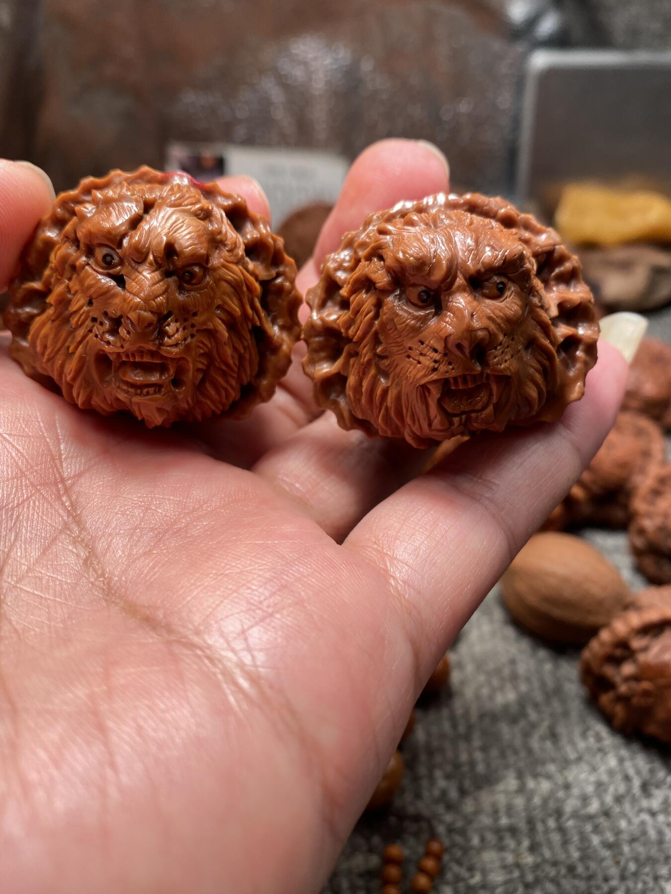 苏工核雕放漏价 福利苏工核桃雕，纯手工留刀痕雕刻狮虎兽，老苏工工艺，个性立体非市场通货，尺寸4。15喜欢的来