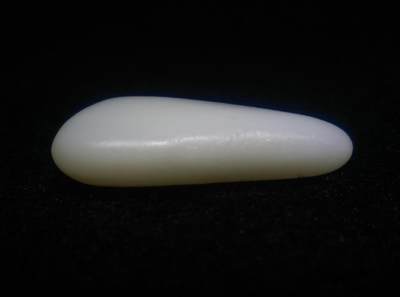 收藏级新疆和田籽料原皮原籽无修羊脂白玉吊坠挂件，好玉不琢未打孔。玉质温润细腻有光泽，打灯无结构！实物实拍无滤镜！ ​尺寸:5.3cm*2.6cm*1.4cm ​克重:30.8g 收藏级新疆和田籽料原皮原籽无修羊脂白玉吊坠挂件，好玉不琢未打孔。玉质温润细腻有光泽，打灯无结构！实物实拍无滤镜！ ​尺寸:5.3cm*2.6cm*1.4cm ​克重:30.8g