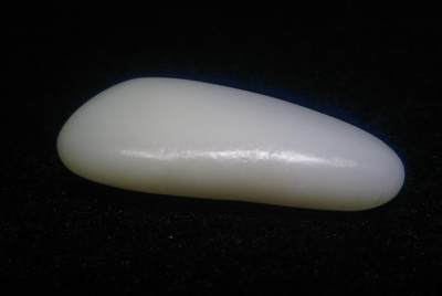 收藏级新疆和田籽料原皮原籽无修羊脂白玉吊坠挂件，好玉不琢未打孔。玉质温润细腻有光泽，打灯无结构！实物实拍无滤镜！ ​尺寸:5.3cm*2.6cm*1.4cm ​克重:30.8g 收藏级新疆和田籽料原皮原籽无修羊脂白玉吊坠挂件，好玉不琢未打孔。玉质温润细腻有光泽，打灯无结构！实物实拍无滤镜！ ​尺寸:5.3cm*2.6cm*1.4cm ​克重:30.8g