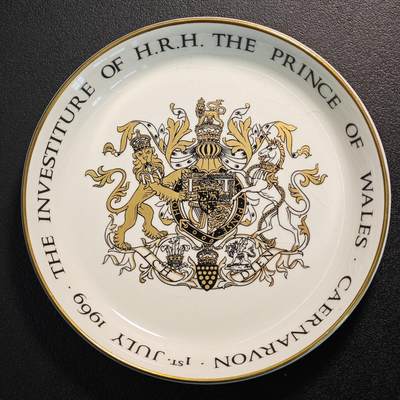 【德藏】世界币章拍卖第99期(全场顺丰包邮) - 1969年 英国威尔士亲王册封纪念 陶瓷彩绘盘子 ( 条纹为开片) 直径约：112mm；重约：68g