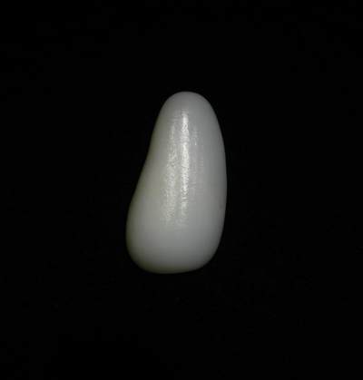 收藏级新疆和田籽料原皮原籽无修羊脂白玉吊坠挂件，好玉不琢未打孔。玉质温润细腻有光泽，打灯无结构！实物实拍无滤镜！ ​尺寸:5.3cm*2.6cm*1.4cm ​克重:30.8g 收藏级新疆和田籽料原皮原籽无修羊脂白玉吊坠挂件，好玉不琢未打孔。玉质温润细腻有光泽，打灯无结构！实物实拍无滤镜！ ​尺寸:5.3cm*2.6cm*1.4cm ​克重:30.8g