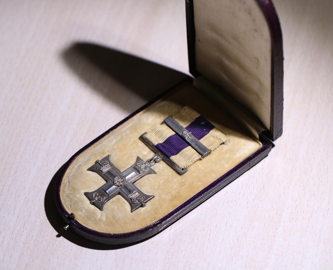 大猫徽章拍卖 第256期  英国军事十字勋章  Military Cross 1914年12月28日设立，属于decoration，授予战时面对敌人非常勇敢的军人。一战乔治五世版本，带二次获得铭条的非常少见，原盒。品相非常好，没任何问题