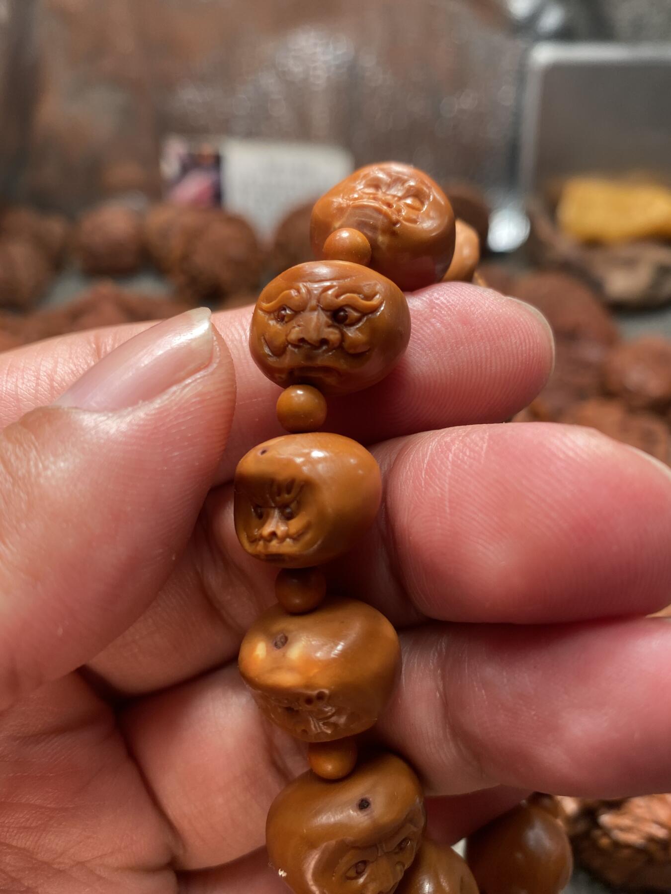 苏工核雕放漏价 苏工核雕个性怪料铁核手工雕刻人生百态，好玩又好看，立体感十足风格独特，尺寸1。6x1.2喜欢的来
