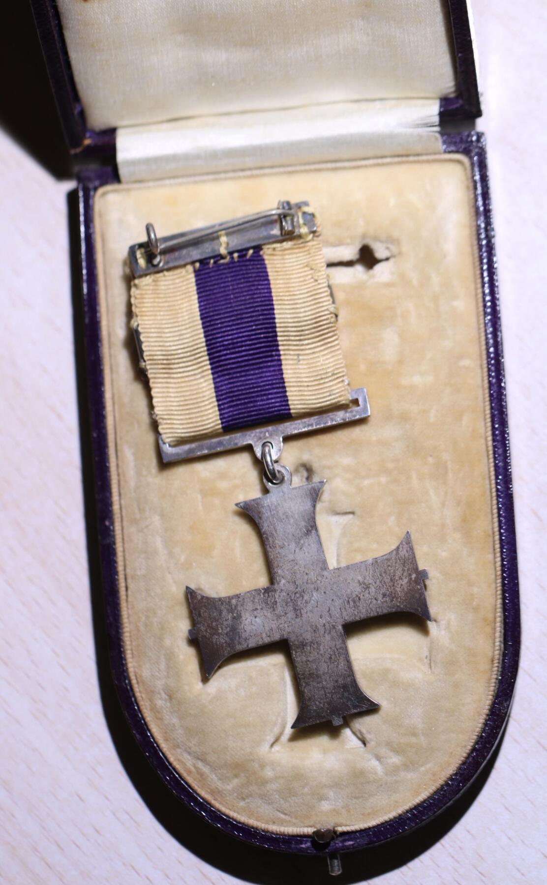 大猫徽章拍卖 第256期  英国军事十字勋章  Military Cross 1914年12月28日设立，属于decoration，授予战时面对敌人非常勇敢的军人。一战乔治五世版本，带二次获得铭条的非常少见，原盒。品相非常好，没任何问题