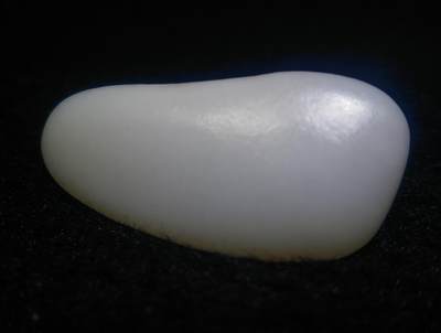 收藏级新疆和田籽料原皮原籽无修羊脂白玉吊坠挂件，好玉不琢未打孔。玉质温润细腻有光泽，打灯无结构！实物实拍无滤镜！ ​尺寸:5.3cm*2.6cm*1.4cm ​克重:30.8g 收藏级新疆和田籽料原皮原籽无修羊脂白玉吊坠挂件，好玉不琢未打孔。玉质温润细腻有光泽，打灯无结构！实物实拍无滤镜！ ​尺寸:5.3cm*2.6cm*1.4cm ​克重:30.8g